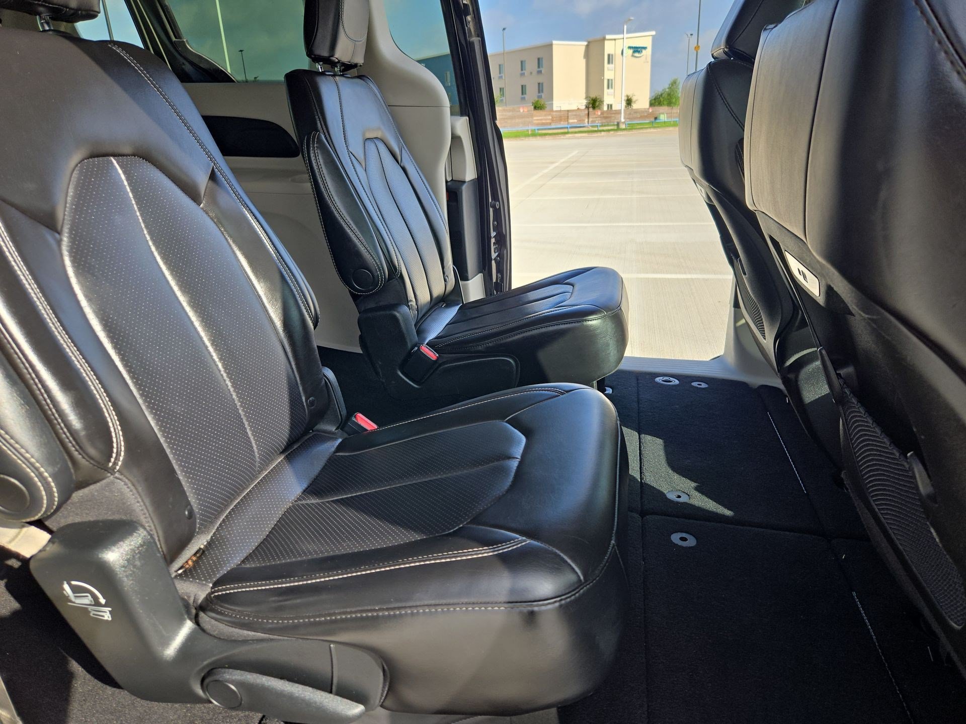 Used 2023 Chrysler Pacifica Touring-L FWD image 30