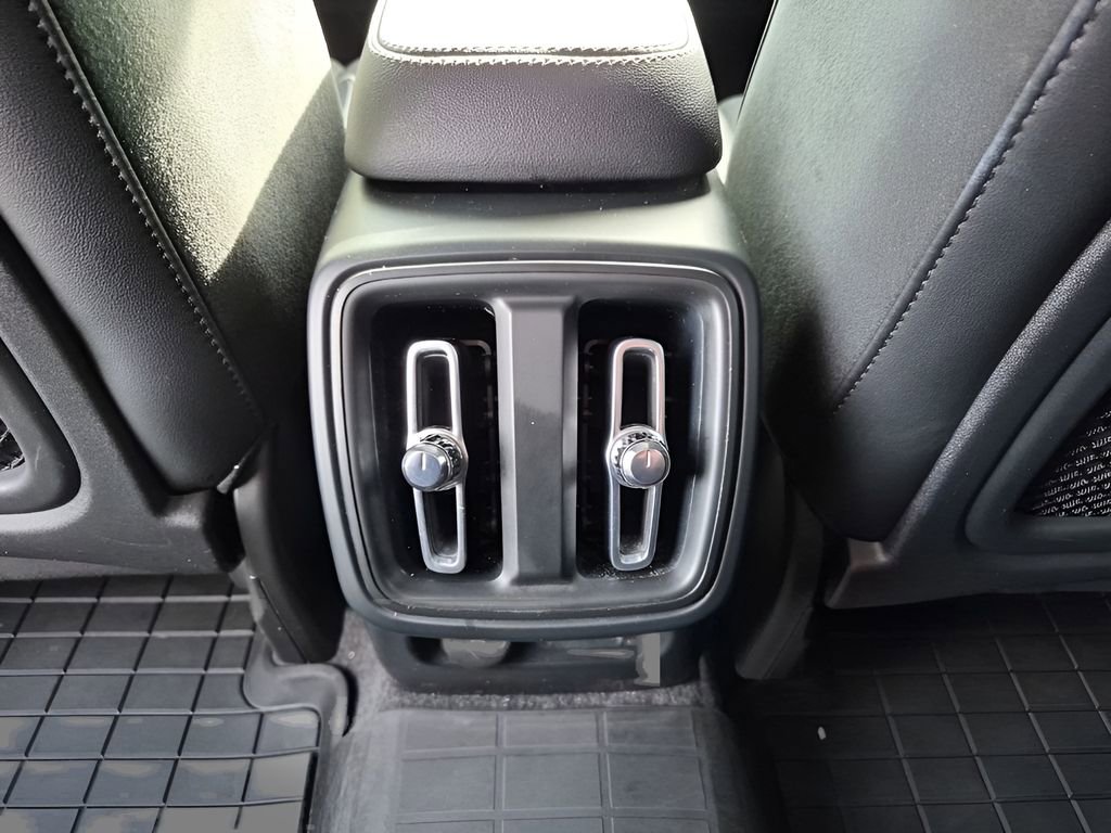 Used 2022 Volvo XC40 T5 R-Design w/ Advanced Package AWD/4WD image 21