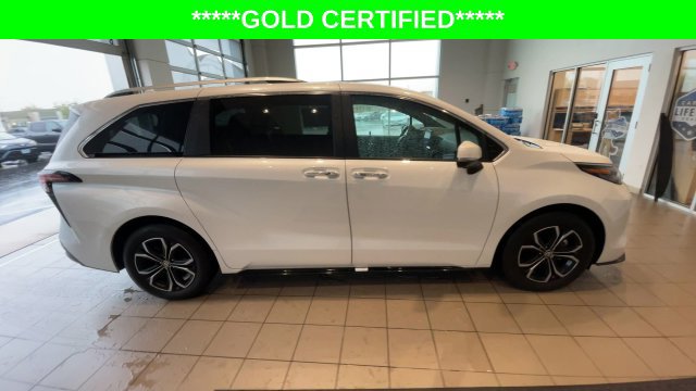 Used 2025 Toyota Sienna Platinum AWD/4WD image 3