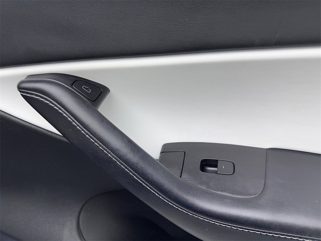 Used 2022 Tesla Model Y Long Range image 48