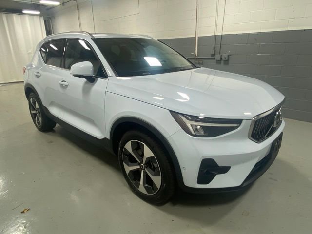 Used 2025 Volvo XC40 B5 Plus AWD/4WD image 4