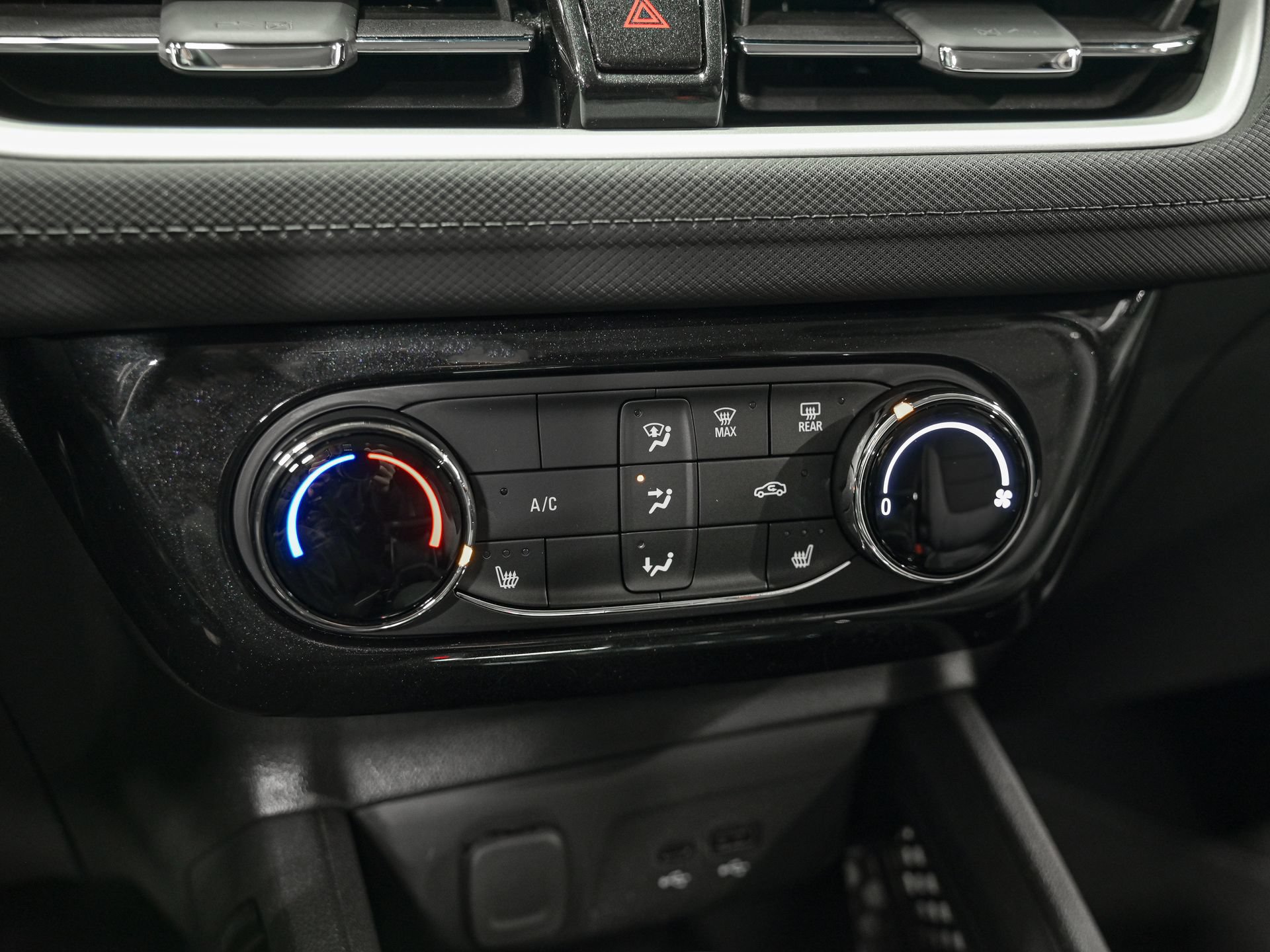 Used 2024 Chevrolet TrailBlazer LT w/ LT Cold Weather Package FWD image 21
