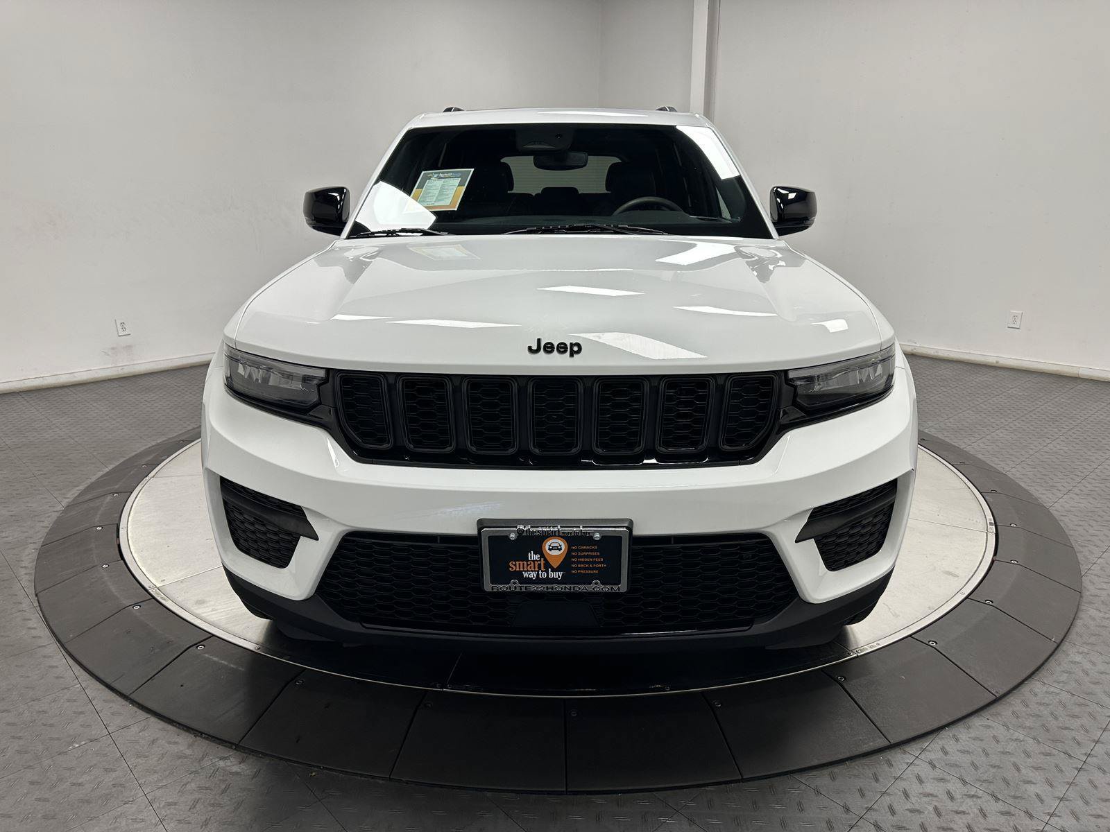Used 2023 Jeep Grand Cherokee Altitude AWD/4WD image 4