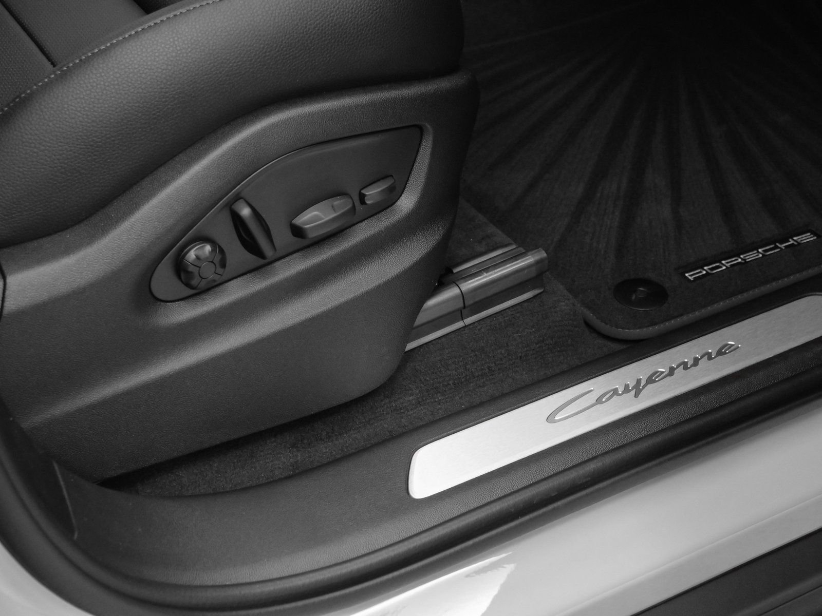 Certified 2025 Porsche Cayenne image 19