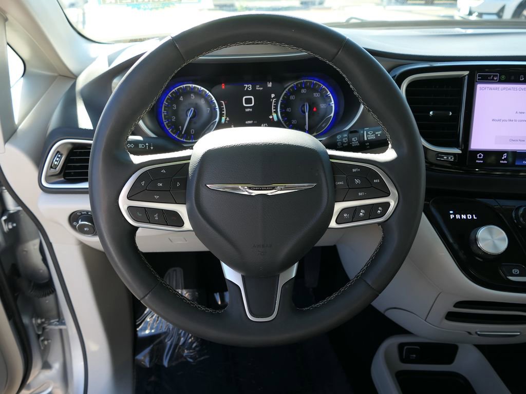 Used 2023 Chrysler Pacifica Touring-L image 16