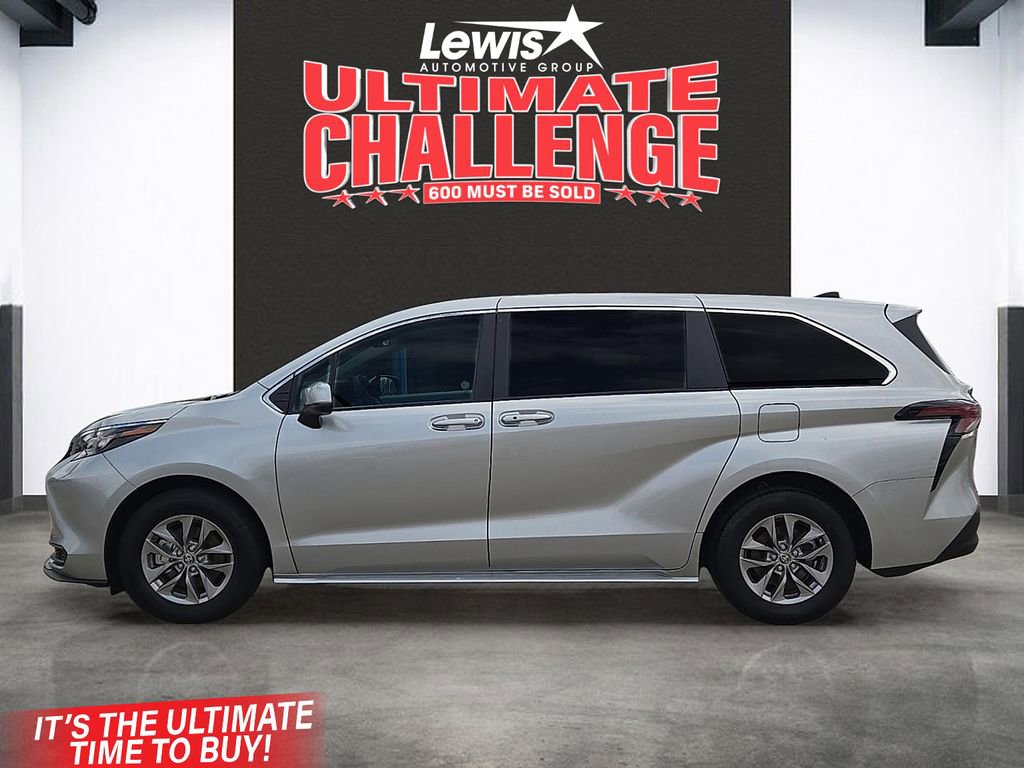 Used 2025 Toyota Sienna LE image 2