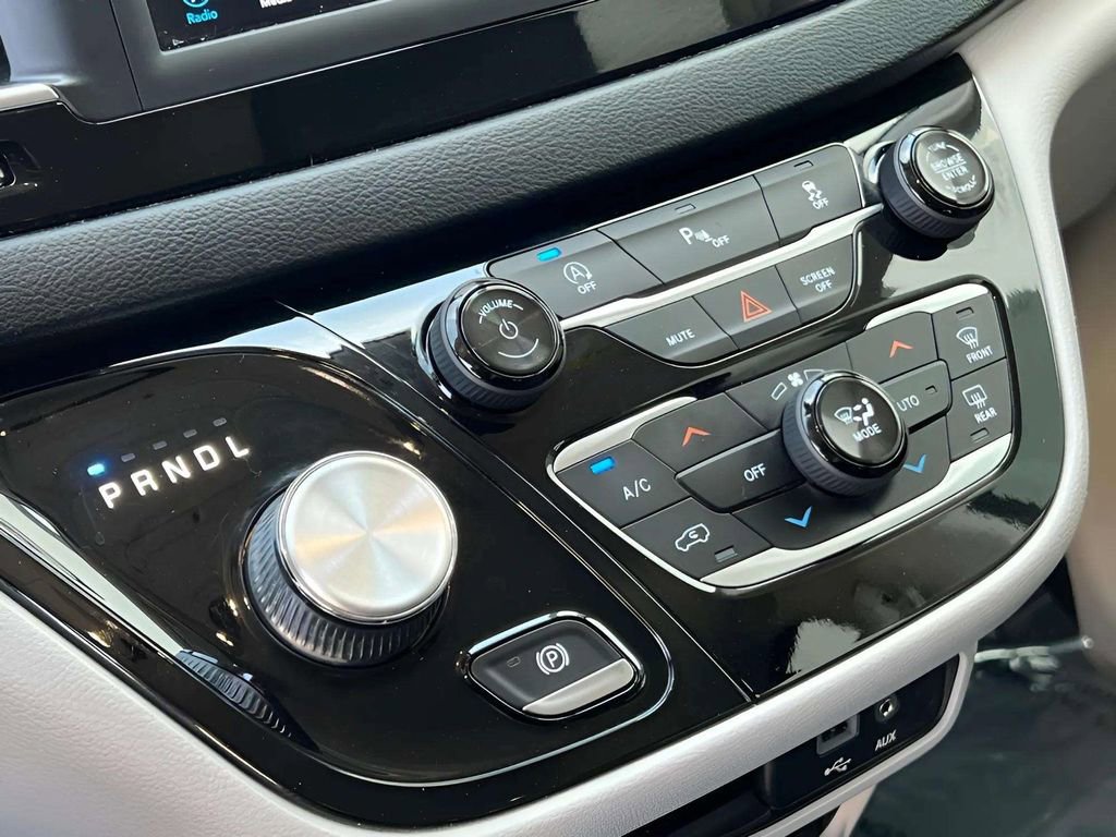 Used 2019 Chrysler Pacifica Touring-L FWD image 19