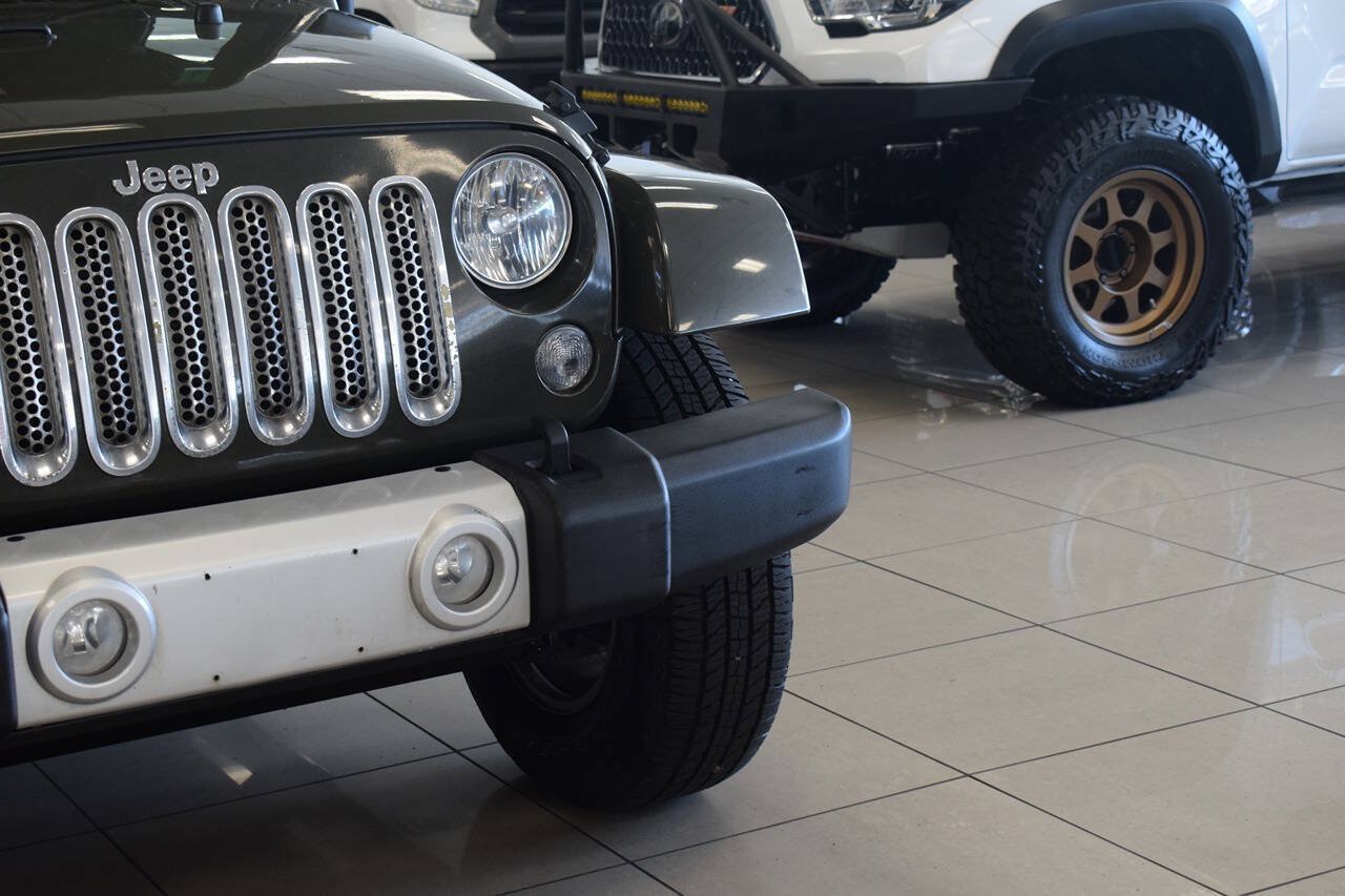 Used 2015 Jeep Wrangler Unlimited Sahara w/ Dual Top Group AWD/4WD image 13