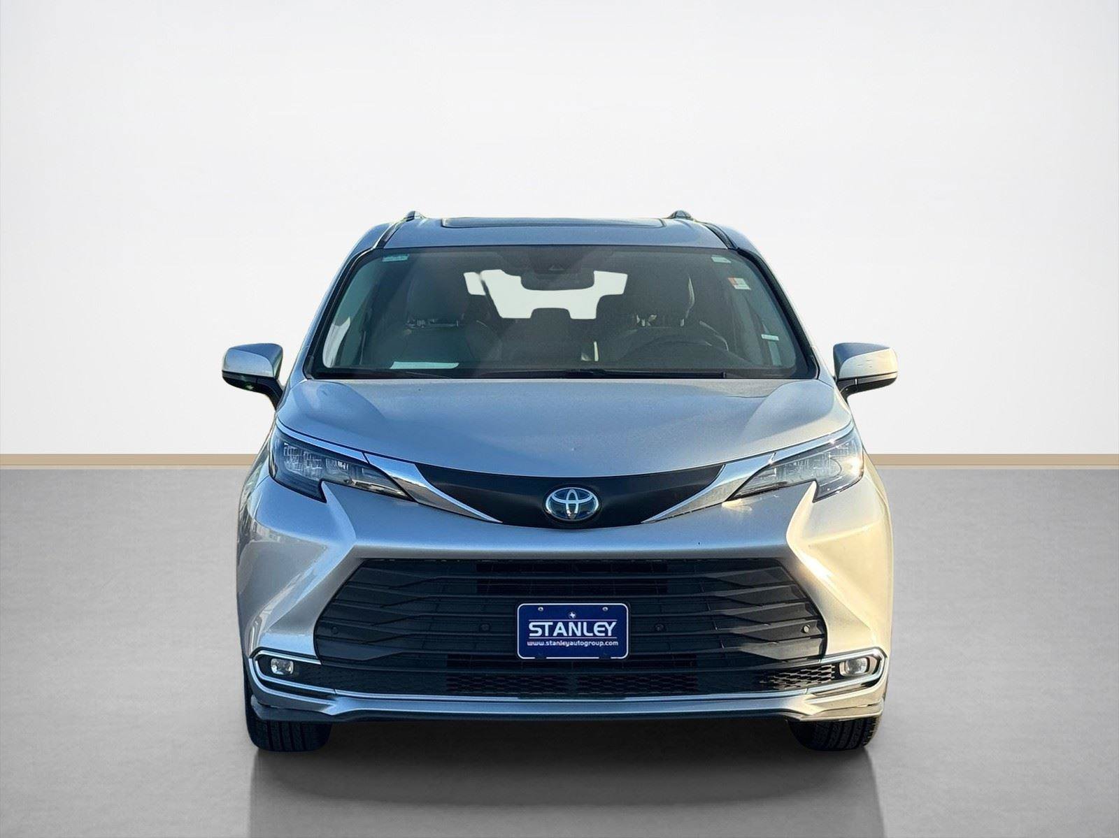 Used 2024 Toyota Sienna XLE FWD image 2