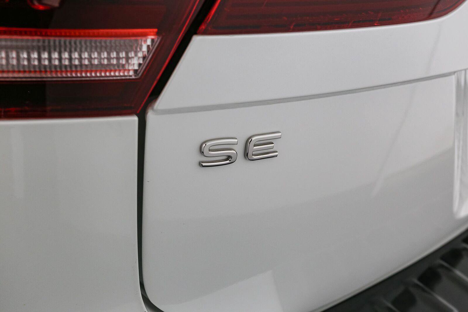 Certified 2024 Volkswagen Tiguan SE R-Line AWD/4WD image 13