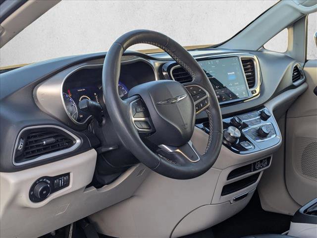 Used 2023 Chrysler Pacifica Touring-L image 10