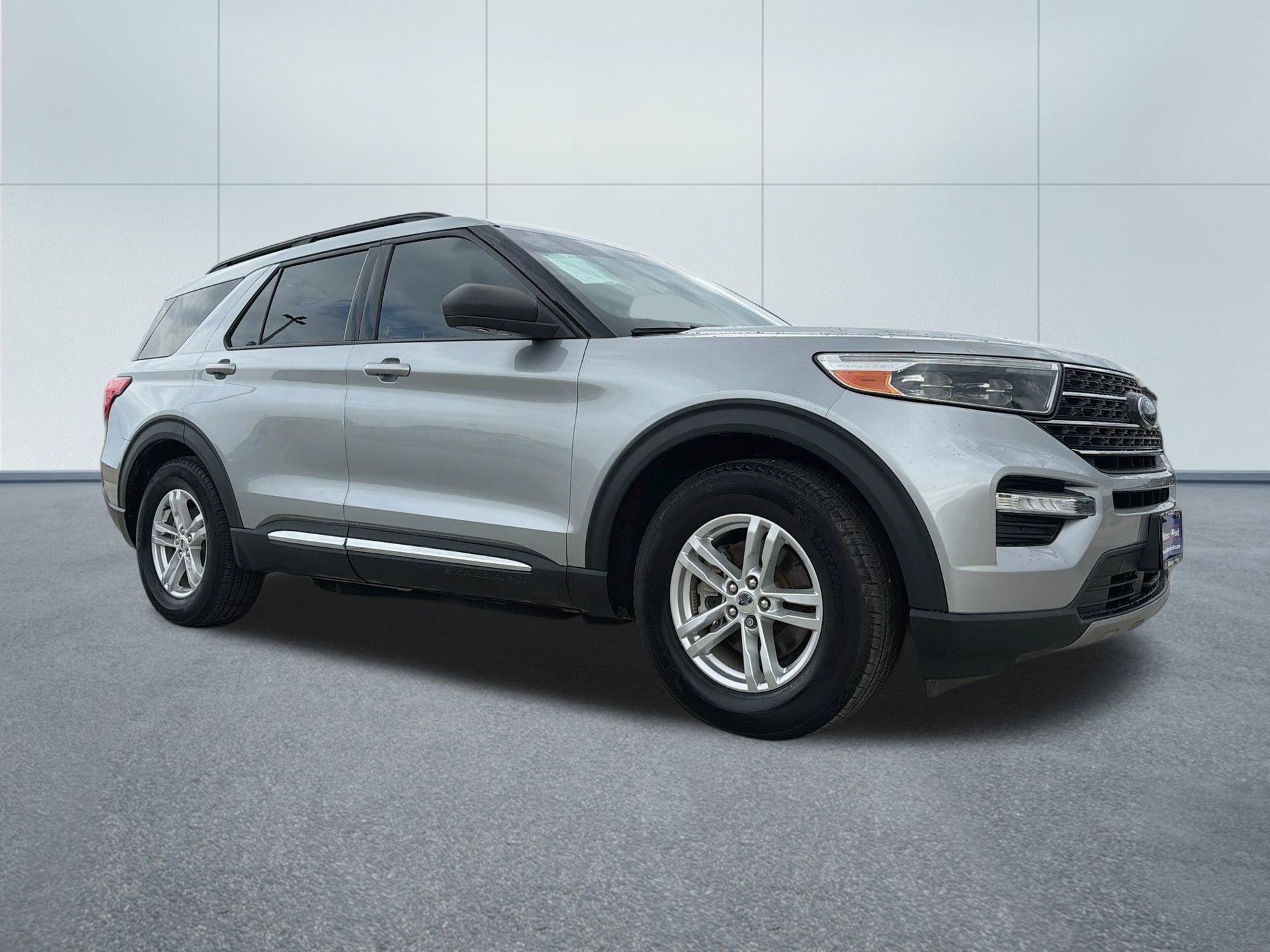 Used 2022 Ford Explorer XLT w/ Equipment Group 202A RWD image 3
