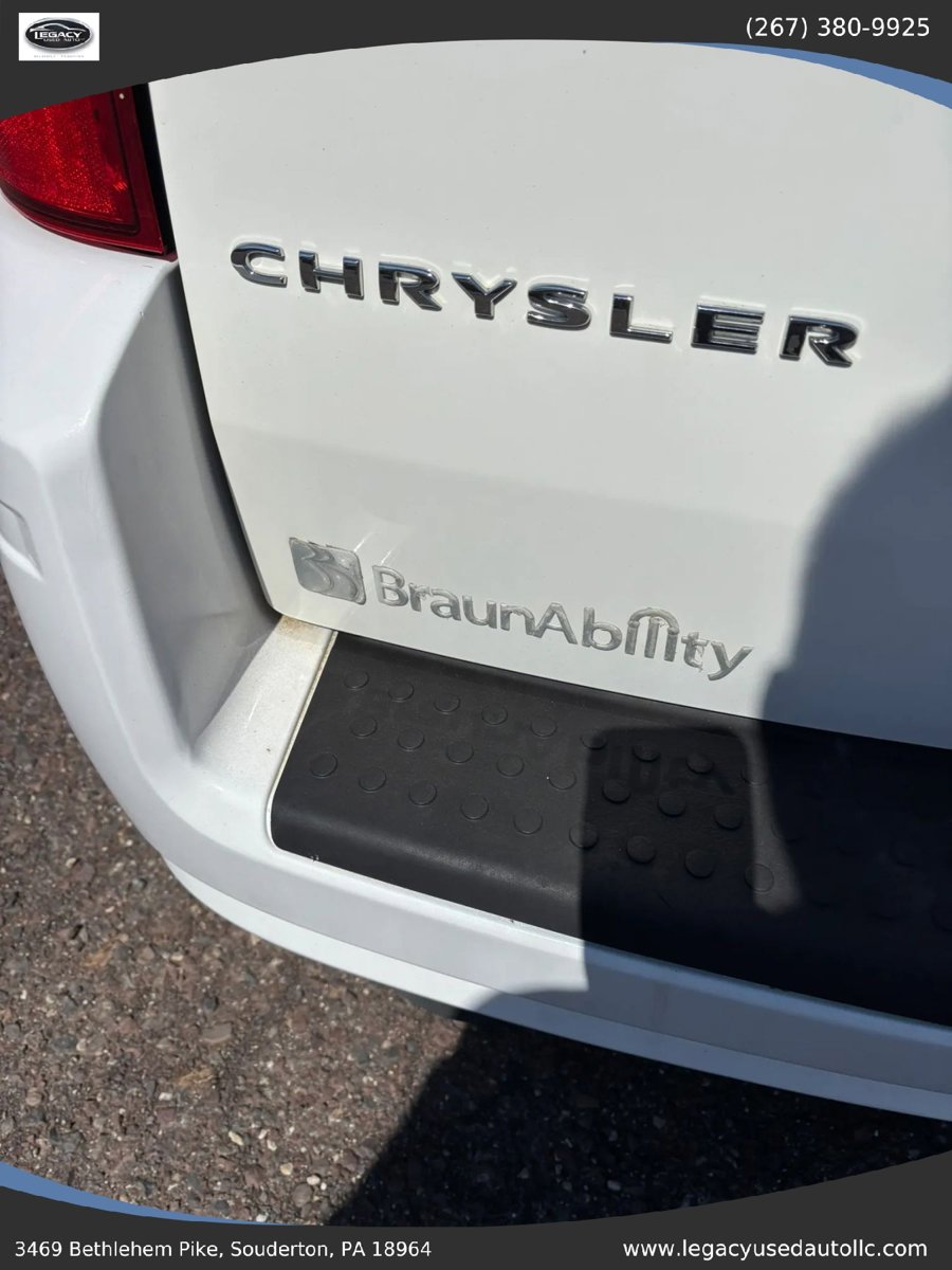 Used 2010 Chrysler Town & Country Touring FWD image 49