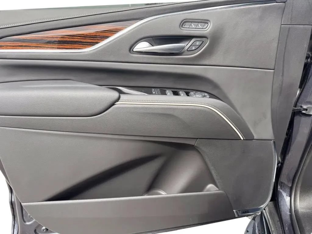 Used 2024 Cadillac Escalade Luxury AWD/4WD image 12
