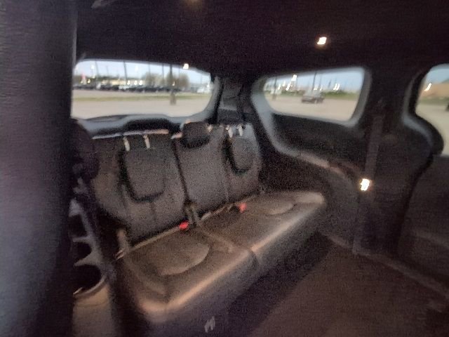 Used 2025 Chrysler Pacifica Select image 4