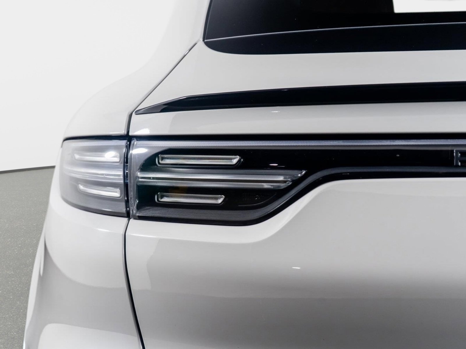 Used 2022 Porsche Cayenne Turbo image 12