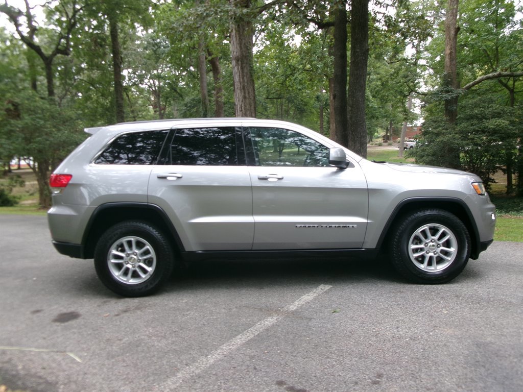 Used 2018 Jeep Grand Cherokee Laredo image 4