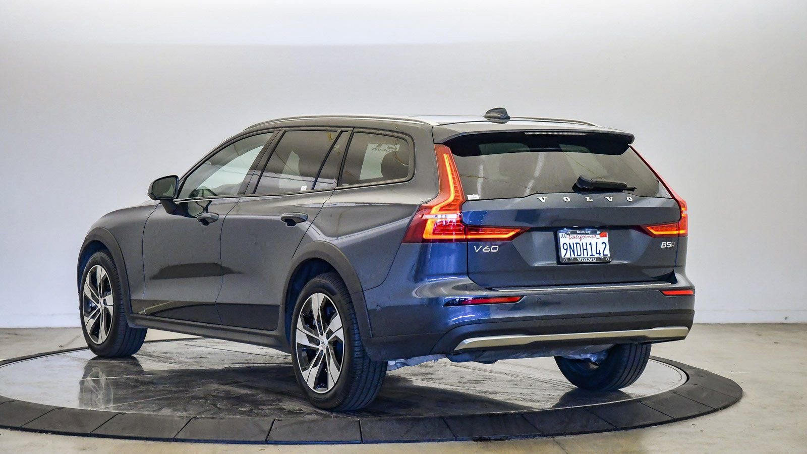 Certified 2024 Volvo V60 B5 Cross Country Plus image 2