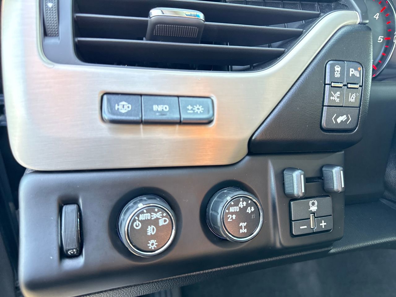 Used 2015 GMC Yukon XL Denali w/ Premium Package image 22