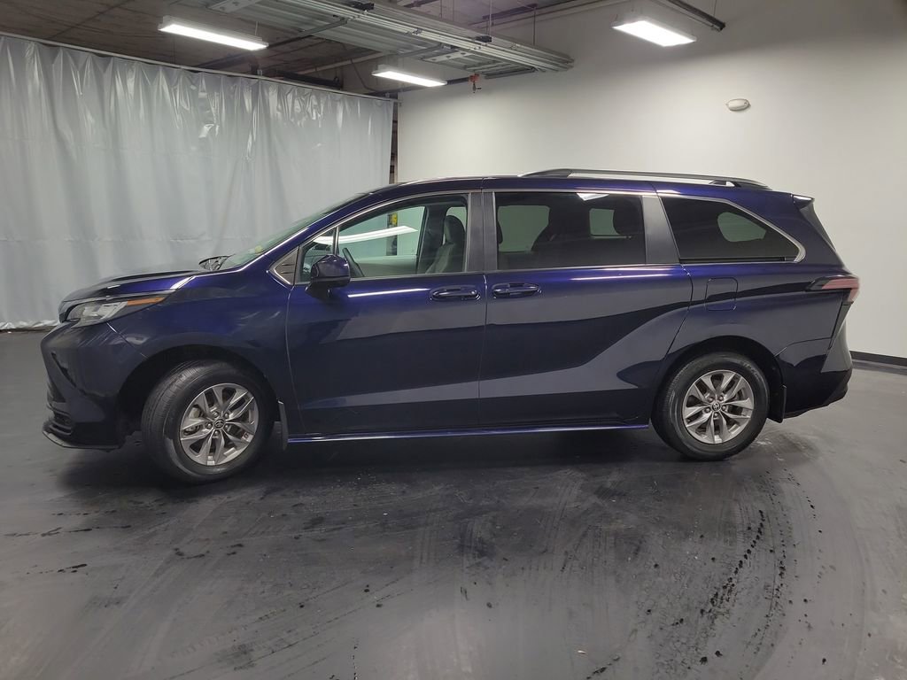 Used 2022 Toyota Sienna LE image 5