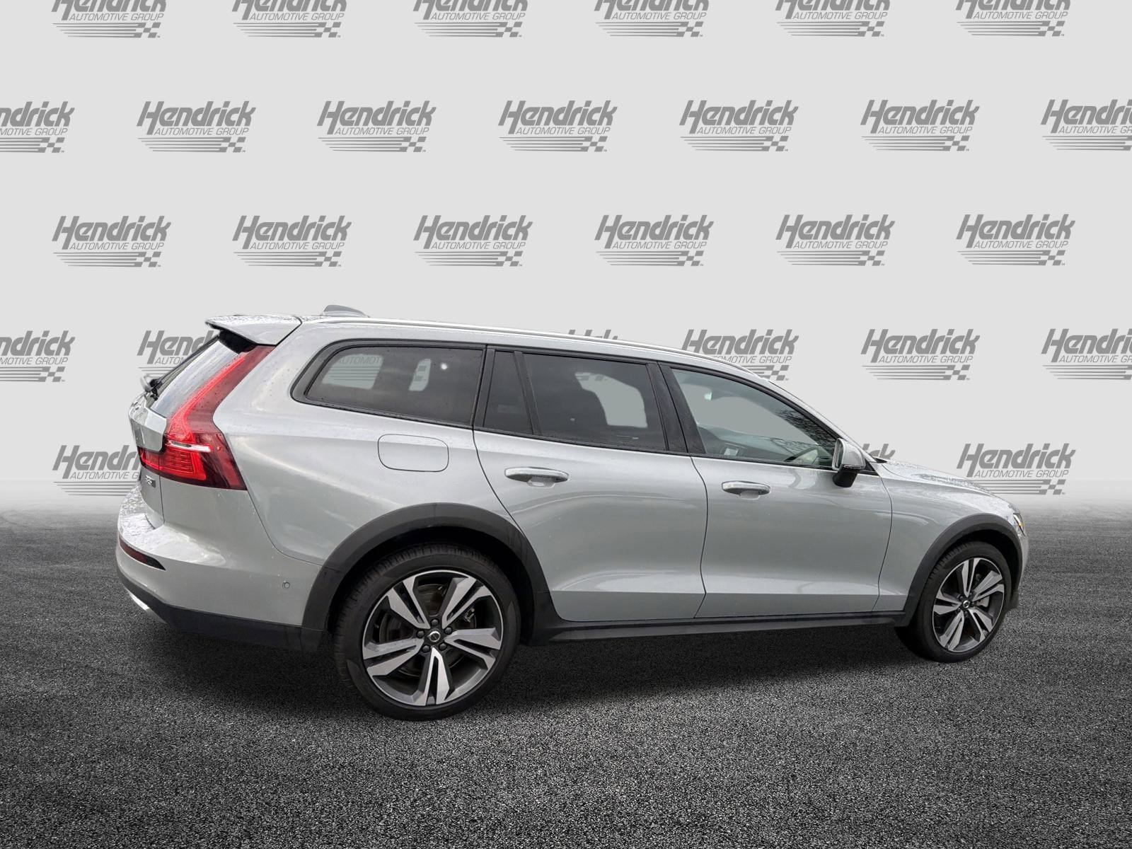 Certified 2025 Volvo V60 B5 Cross Country Plus image 11