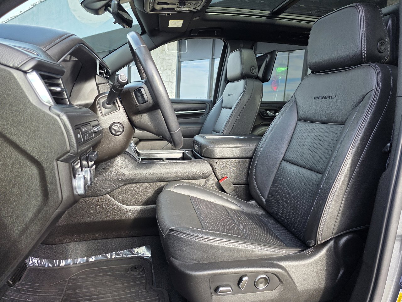 Used 2021 GMC Yukon Denali w/ Denali Ultimate Package image 3