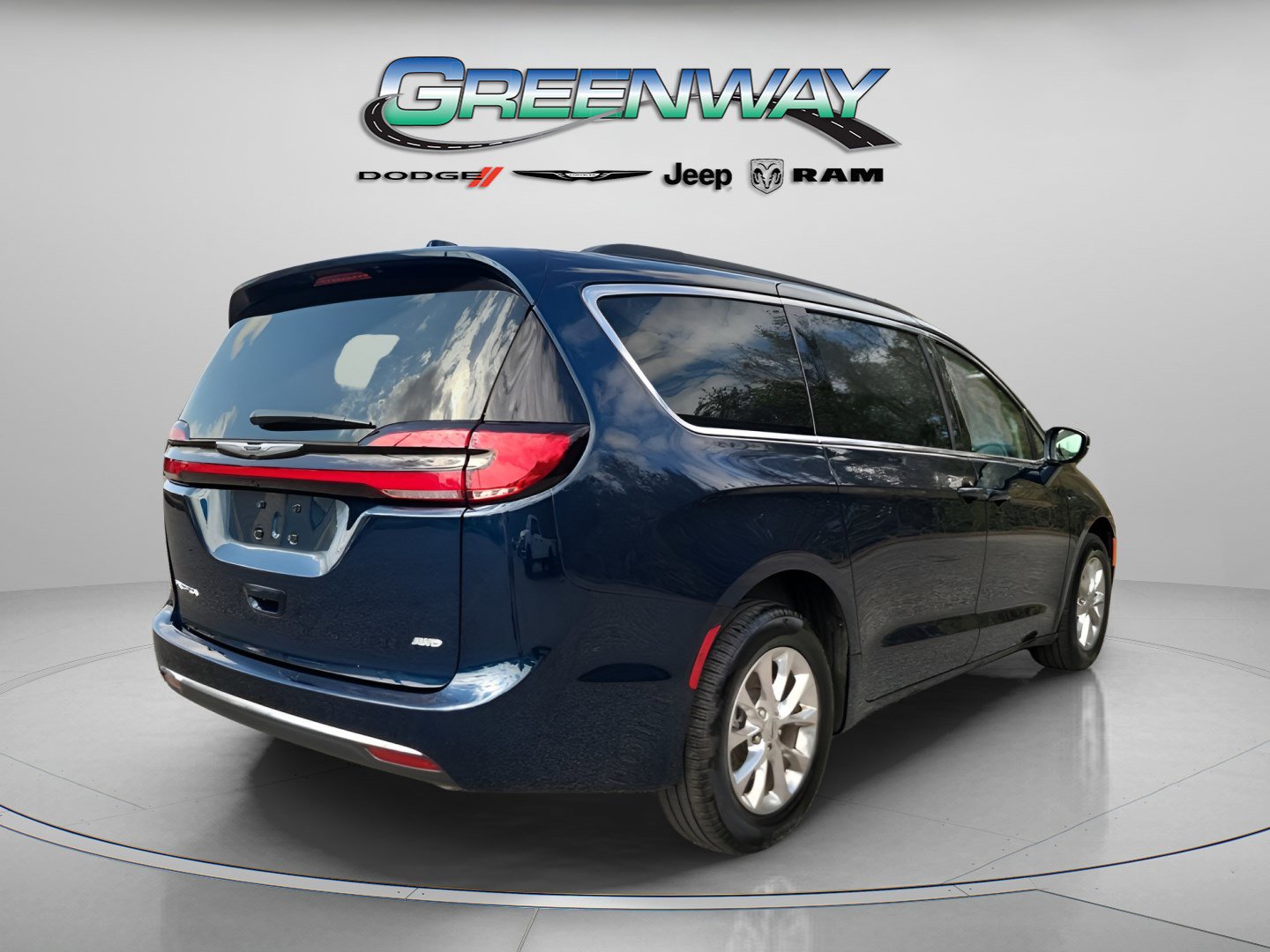 Used 2022 Chrysler Pacifica Touring-L image 3