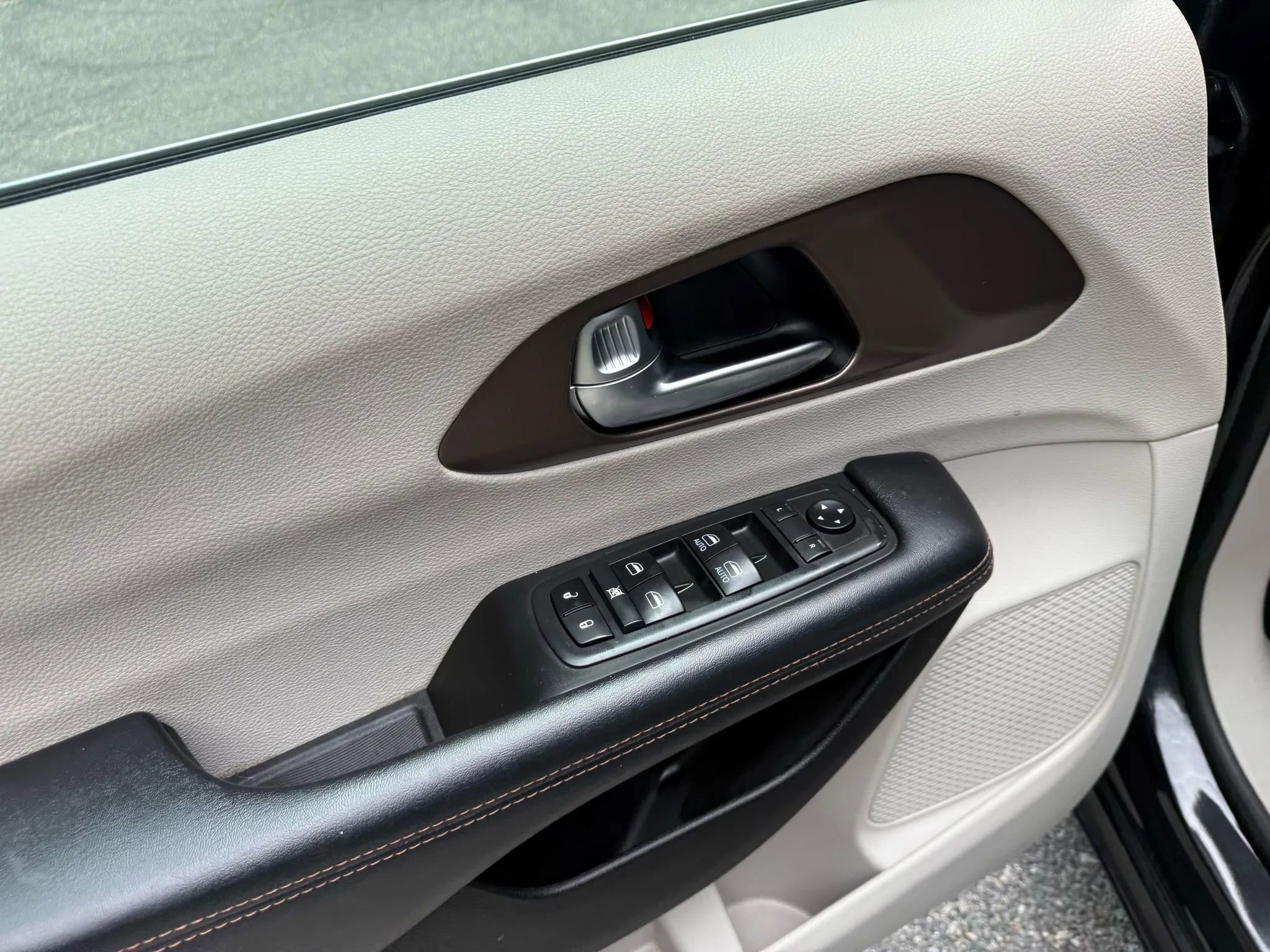Used 2019 Chrysler Pacifica Touring-L FWD image 24