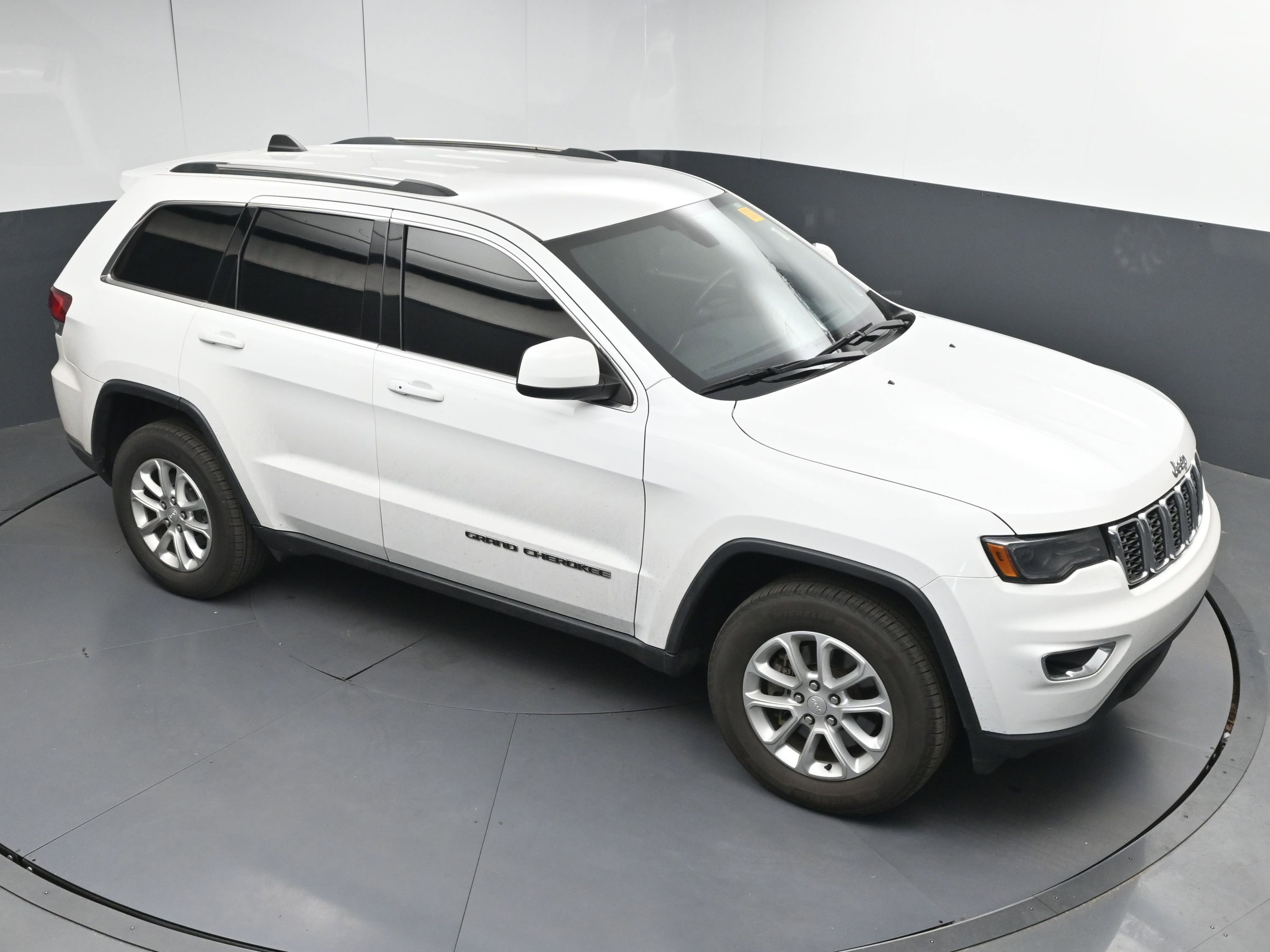 Used 2021 Jeep Grand Cherokee Laredo image 32