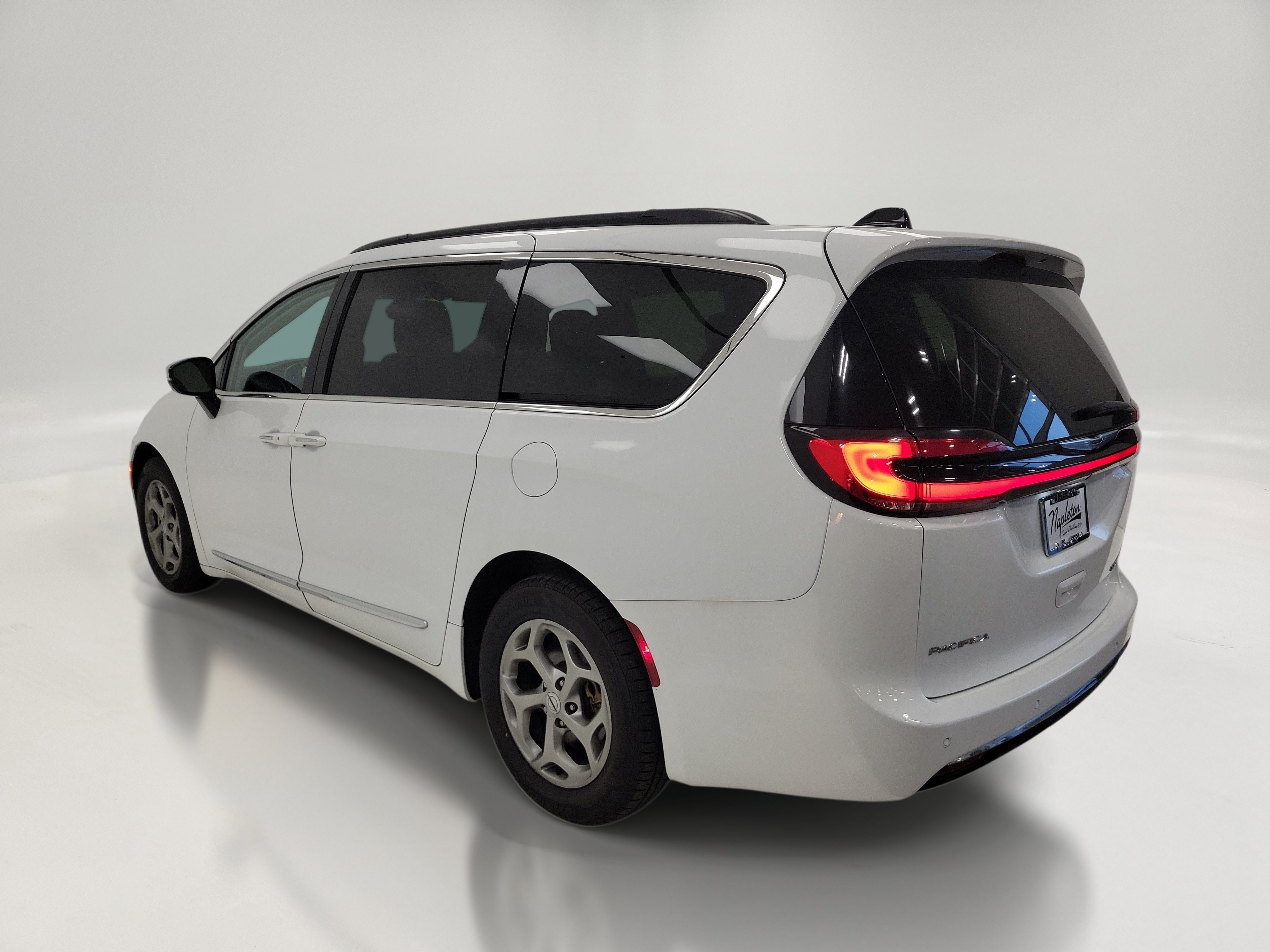 Used 2023 Chrysler Pacifica Limited FWD image 6