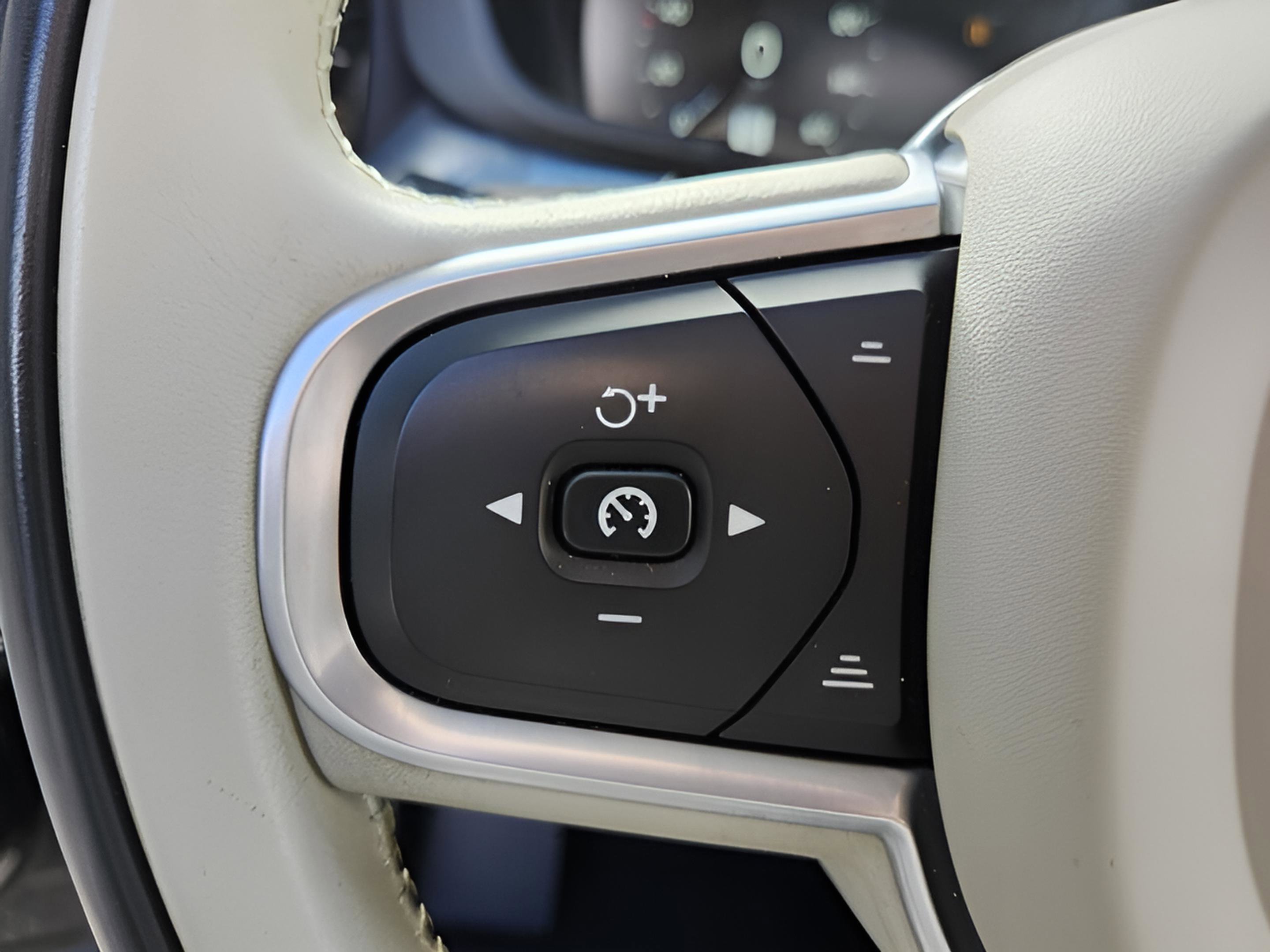 Used 2020 Volvo XC60 T8 Momentum w/ Protection Package Premier image 31