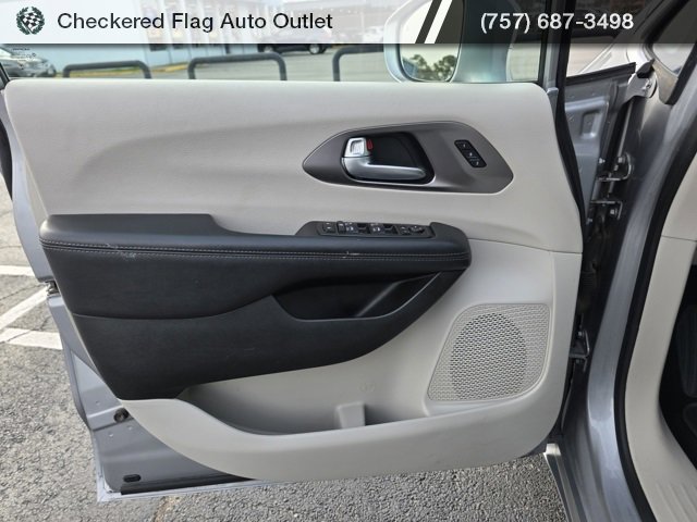 Used 2018 Chrysler Pacifica Limited image 21