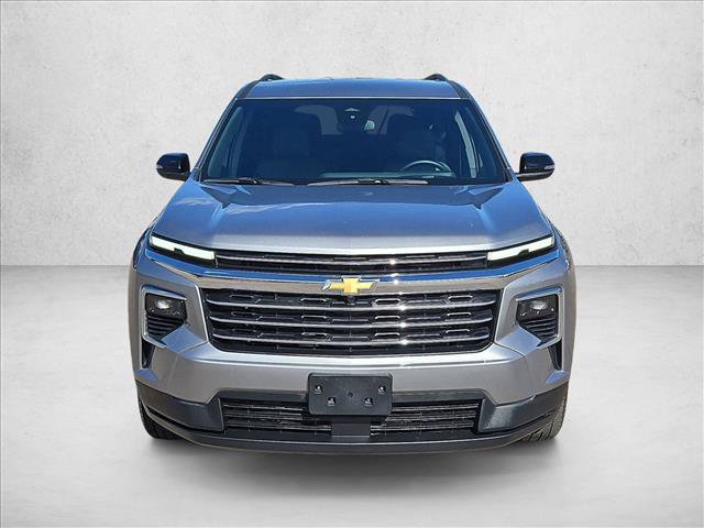 Used 2025 Chevrolet Traverse LT FWD image 2