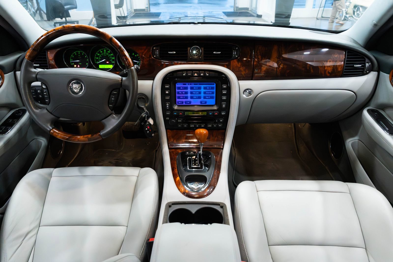 Used 2005 Jaguar XJ8 image 9