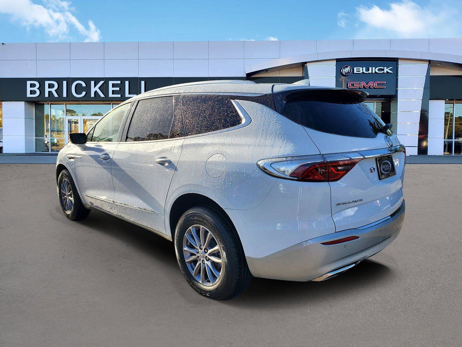 Used 2023 Buick Enclave Essence FWD image 4