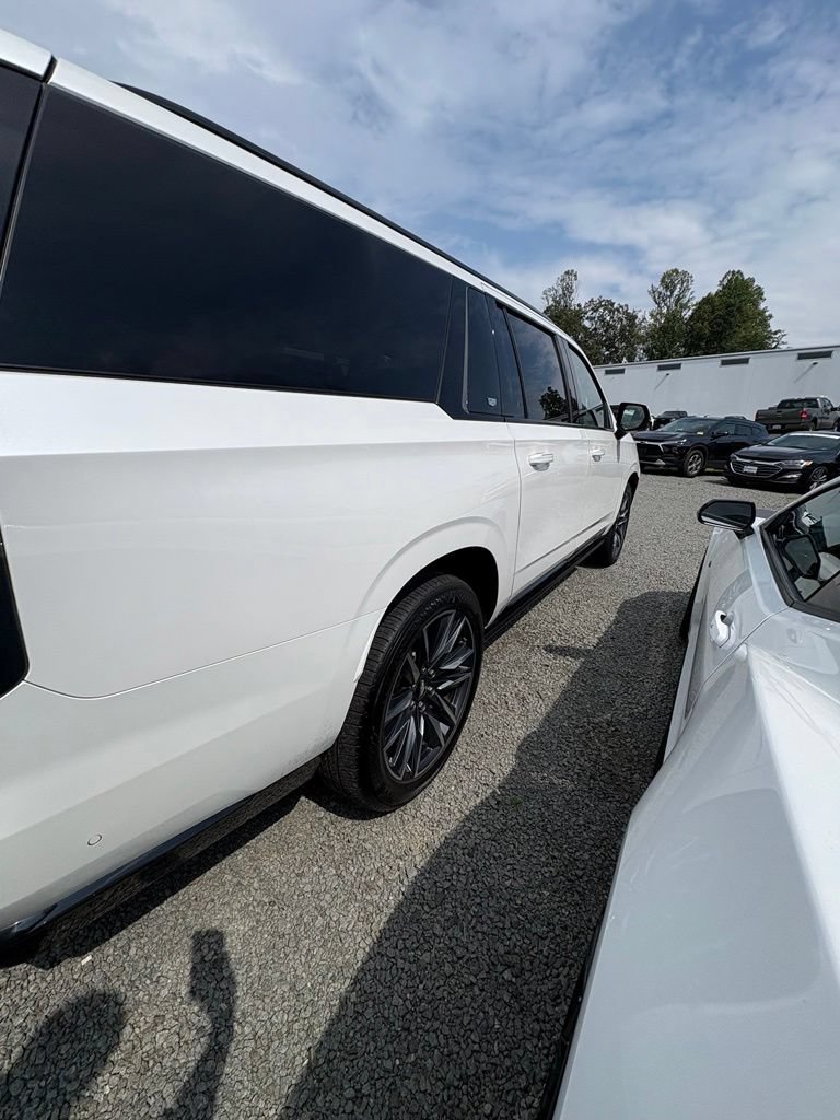 Used 2023 Cadillac Escalade ESV Sport Platinum AWD/4WD image 6