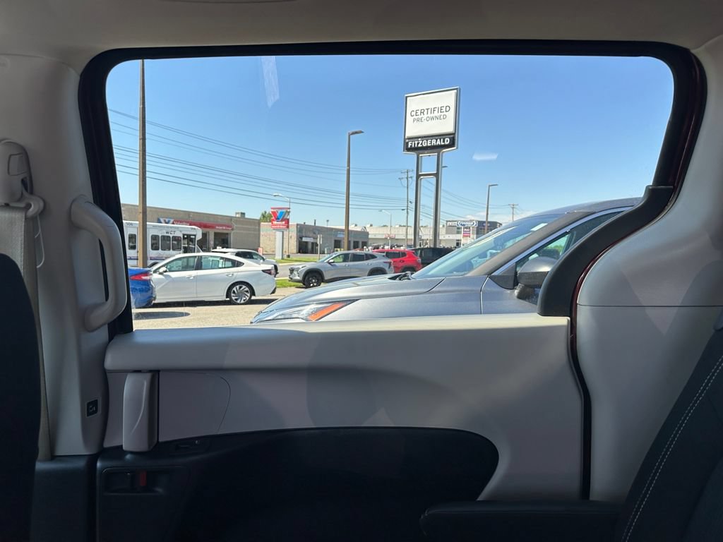 Used 2023 Chrysler Voyager LX FWD image 13