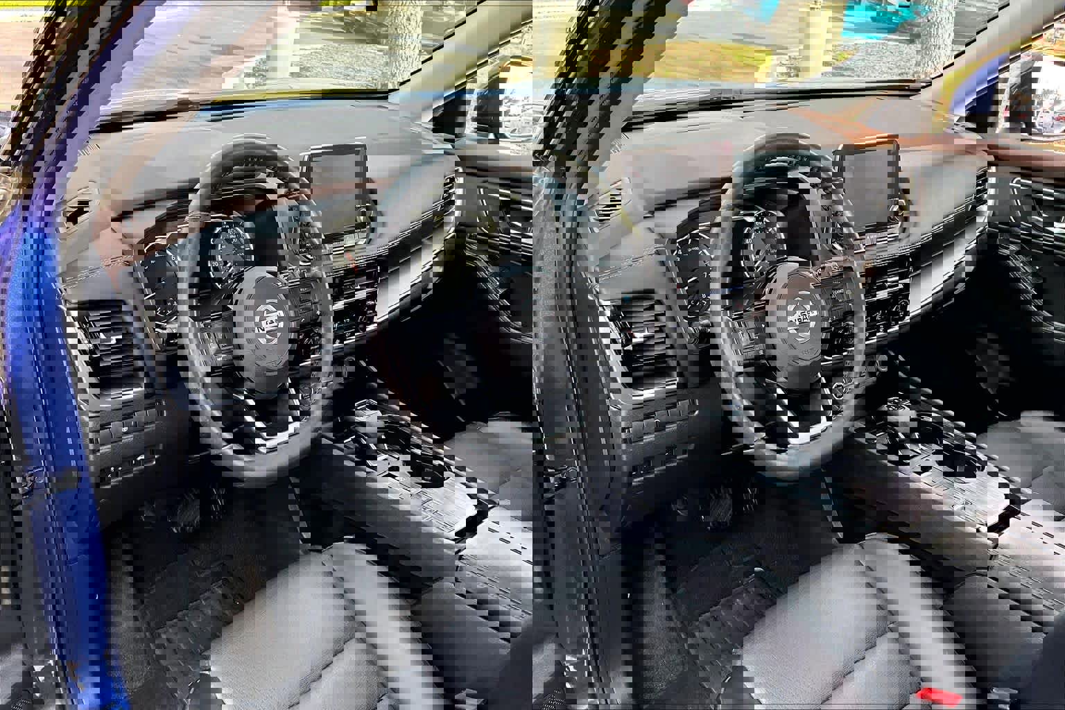 Used 2021 Nissan Rogue SV w/ Premium Package image 18