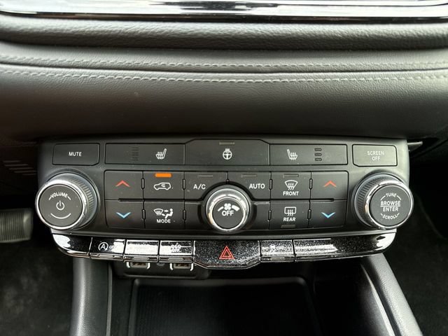 Used 2024 Dodge Durango SXT w/ 3rd Row Seating Group AWD/4WD image 18