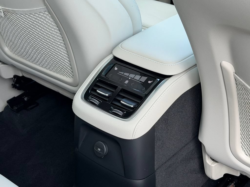 New 2026 Volvo XC90 T8 Ultra w/ Protection Package Premier AWD/4WD image 12