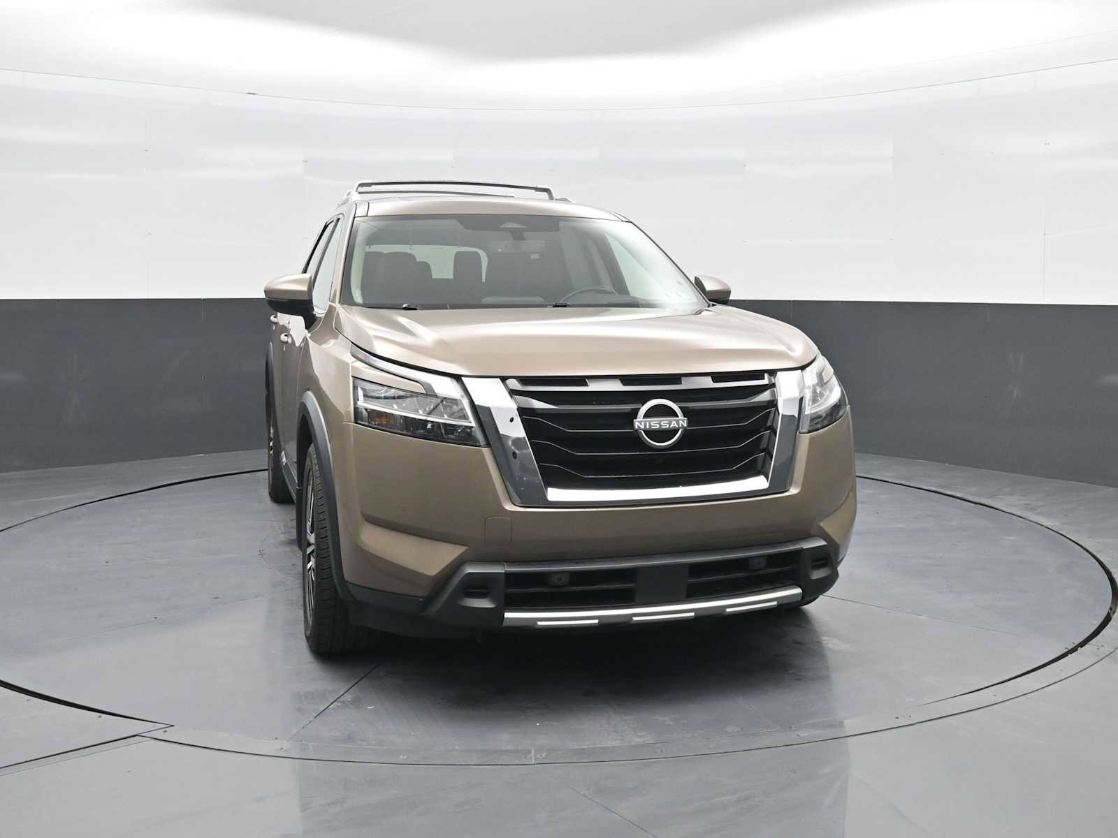 Used 2023 Nissan Pathfinder Platinum w/ Cargo Package AWD/4WD image 2
