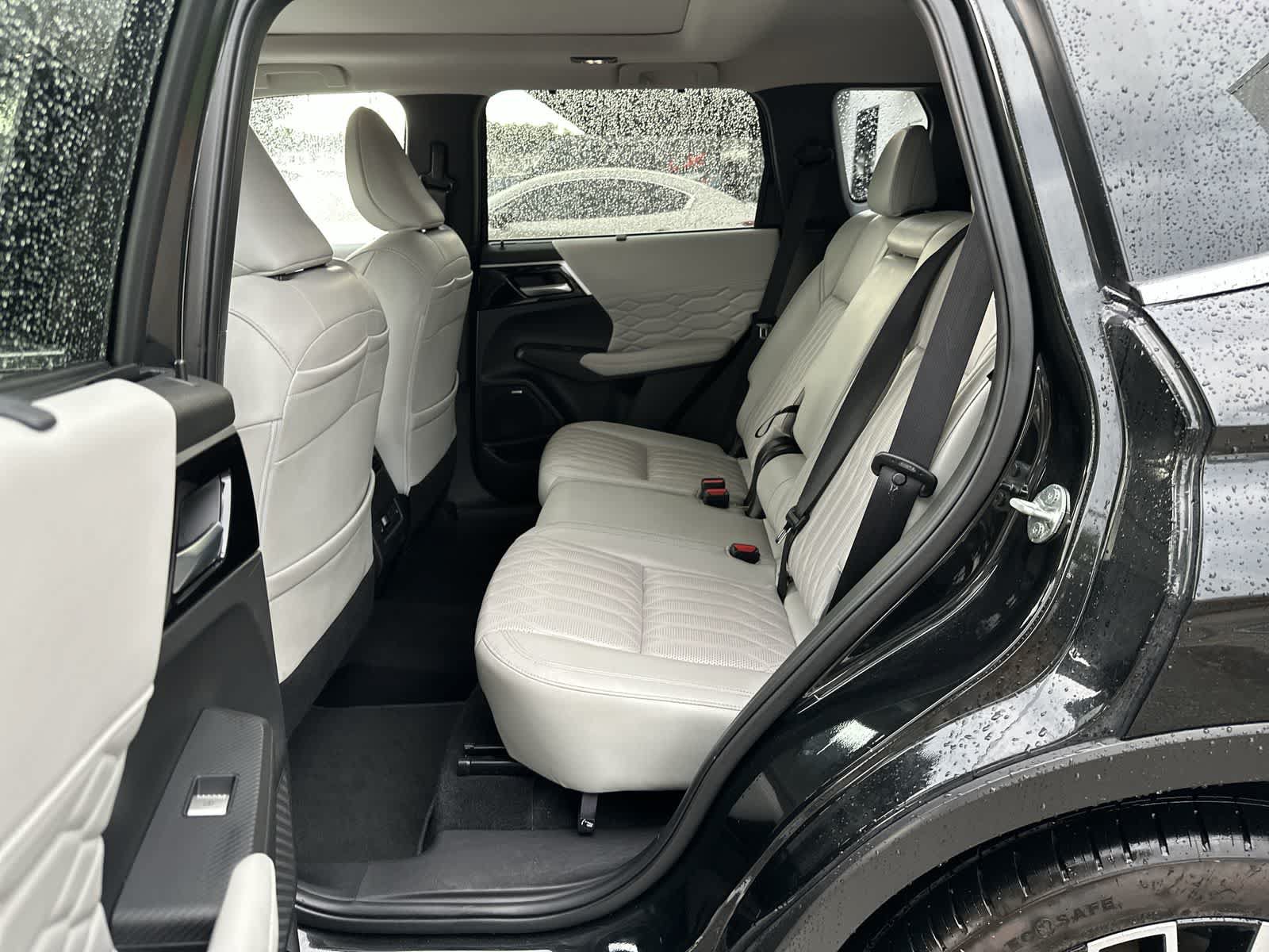 Used 2025 Mitsubishi Outlander SEL FWD image 4