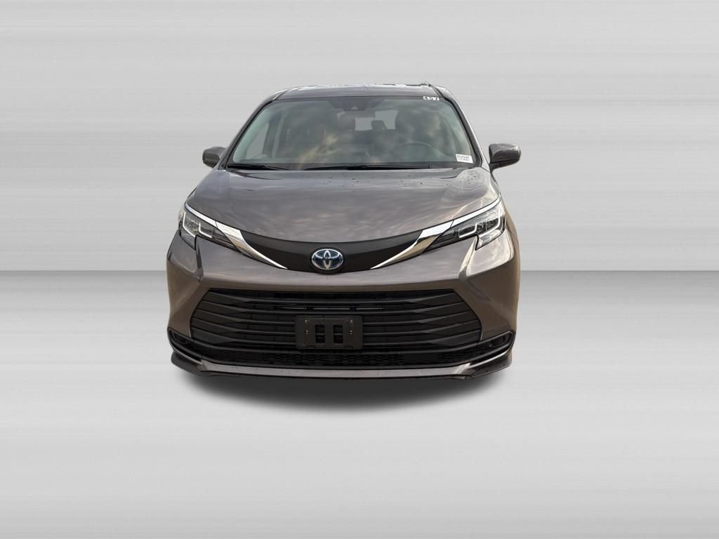 Used 2023 Toyota Sienna LE FWD image 9