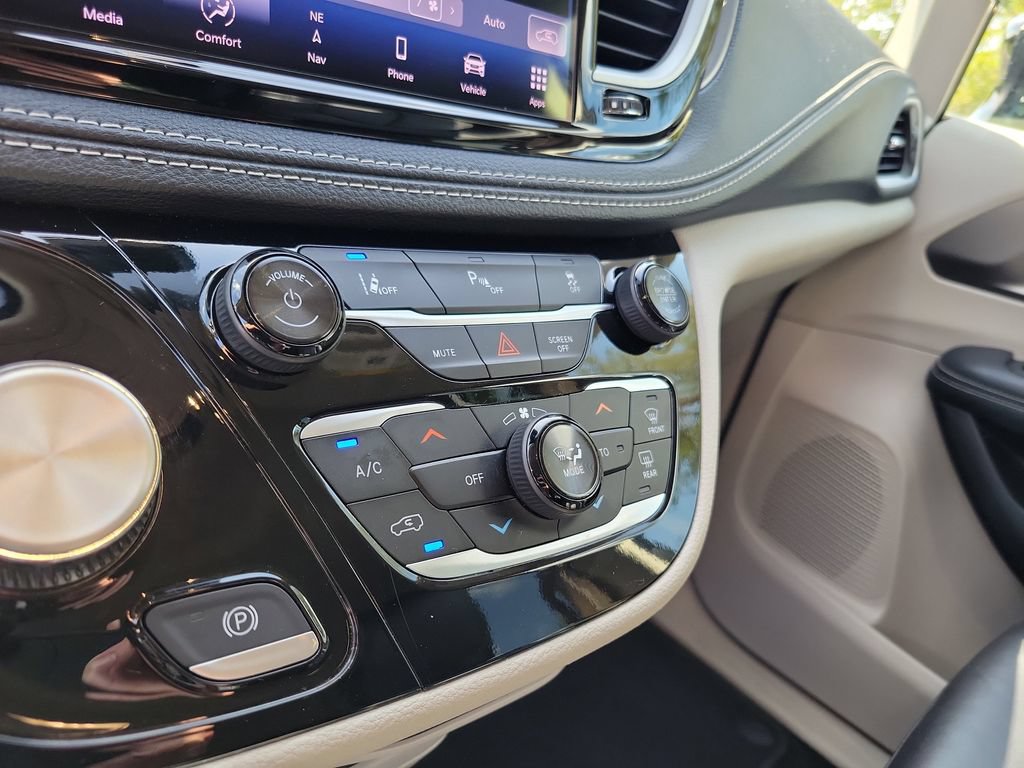 Used 2024 Chrysler Pacifica Limited FWD image 25