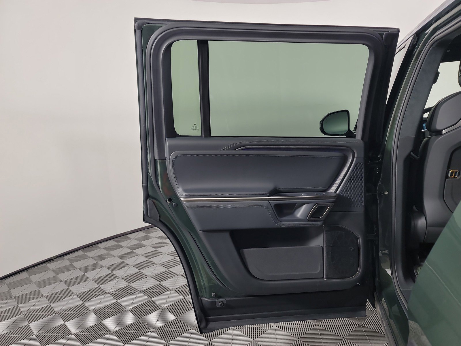 Used 2024 Rivian R1S Adventure AWD/4WD image 17