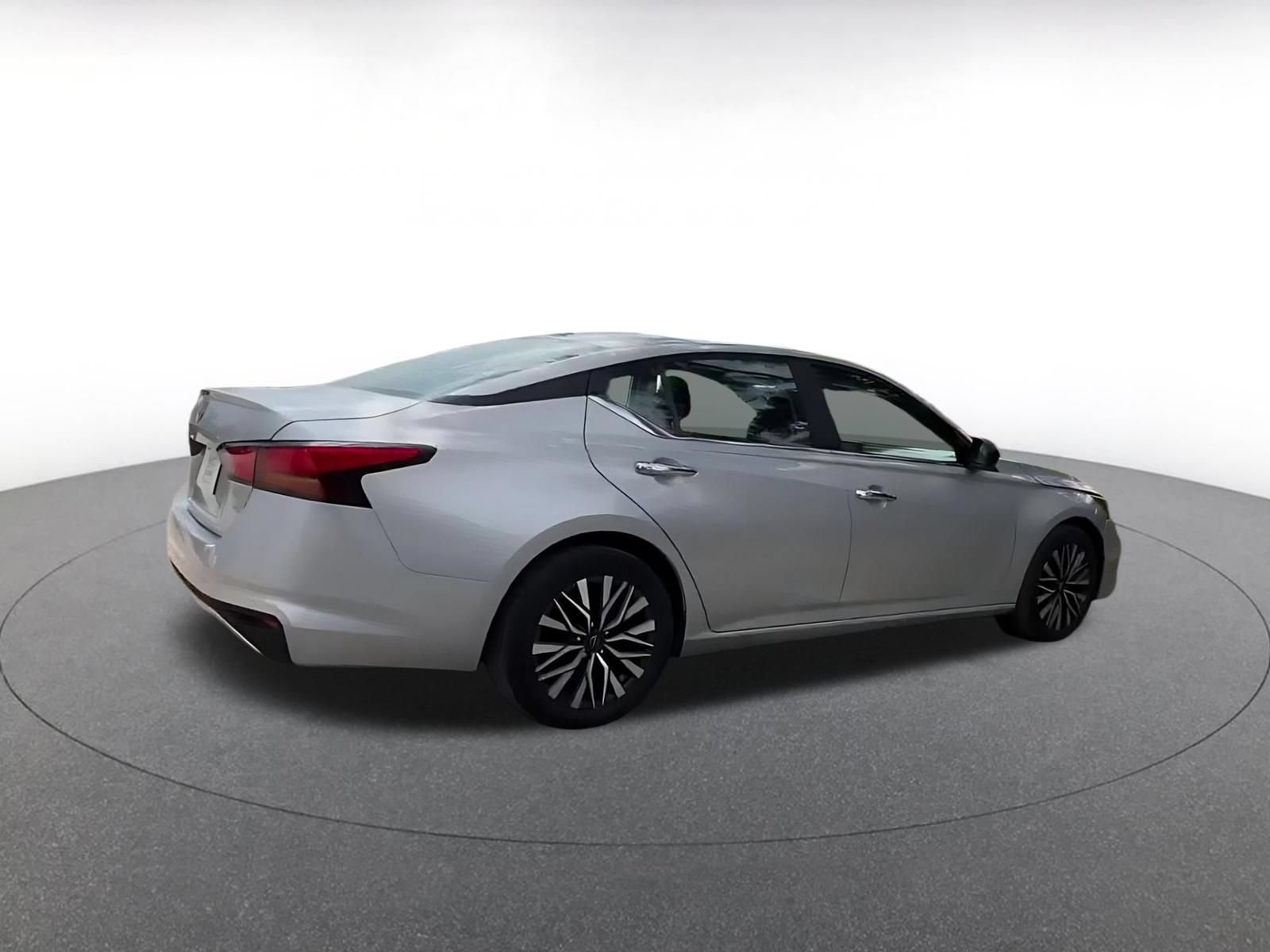 Used 2025 Nissan Altima 2.5 SV FWD image 12