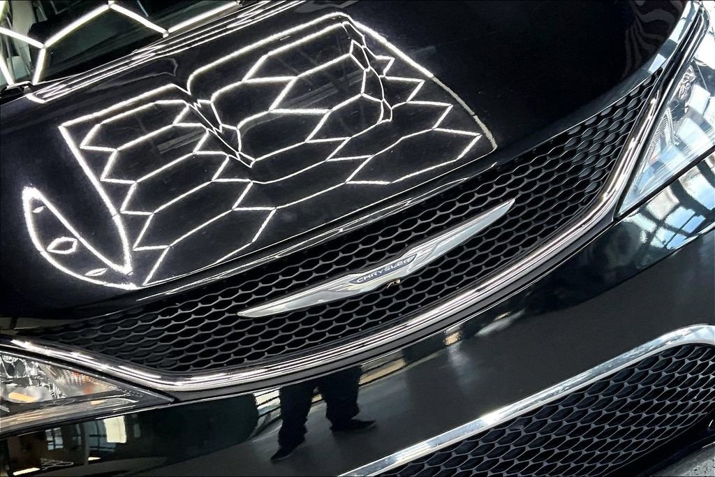 Used 2017 Chrysler Pacifica Touring-L image 34