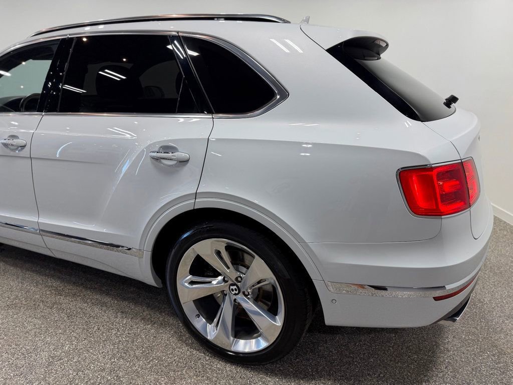 Used 2018 Bentley Bentayga Mulliner AWD/4WD image 17
