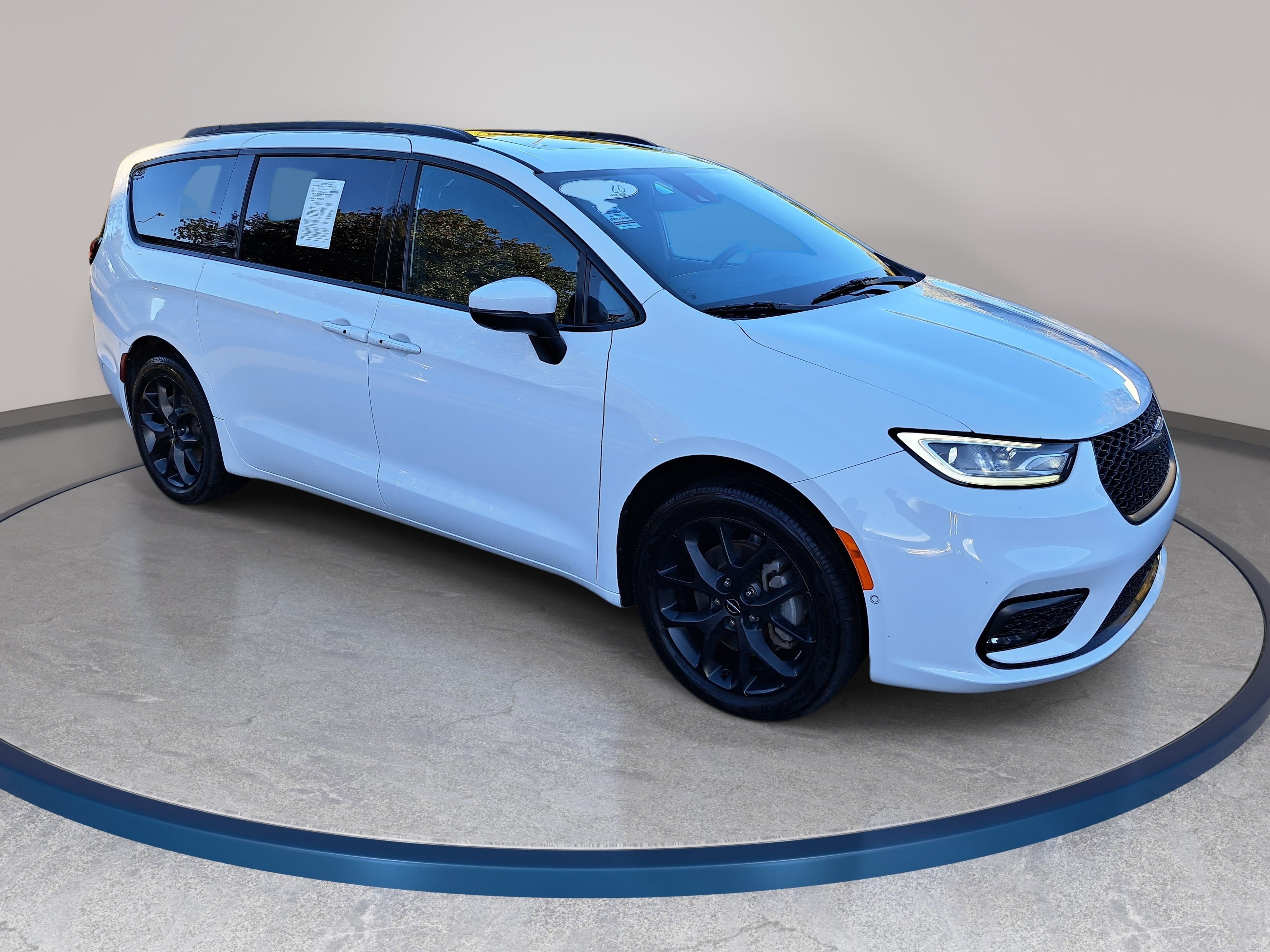 Used 2023 Chrysler Pacifica Touring-L w/ S Appearance Package AWD/4WD image 3