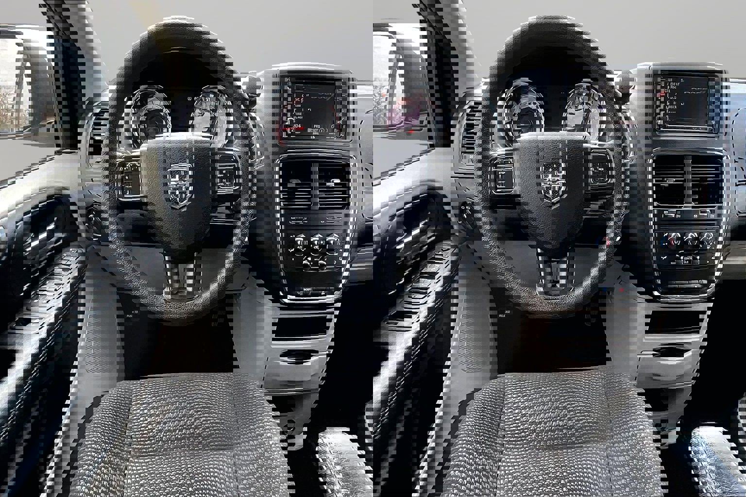 Used 2020 Dodge Grand Caravan SE w/ UConnect Hands-Free Group image 5